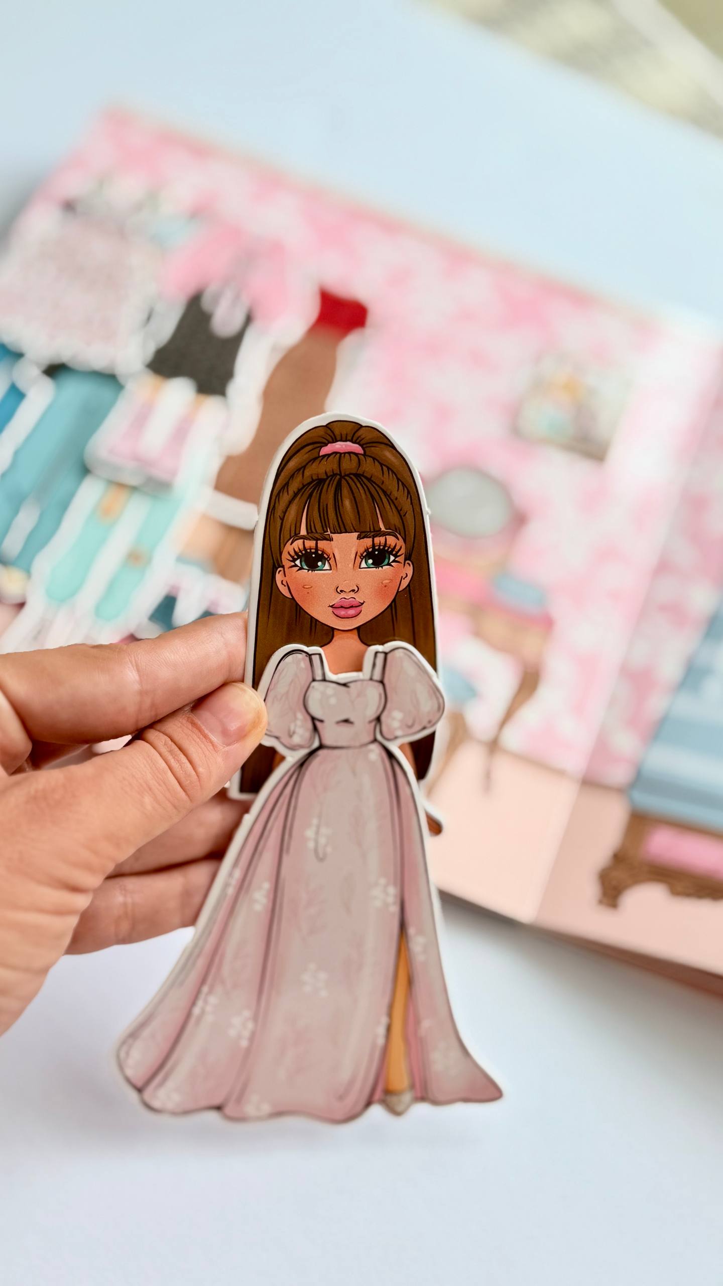 Spring Acorn Paper Doll Set – Out House with 2 Dolls & Accessories – Reusable Clothes – Creative Dress-Up Play (21×21cm Book)